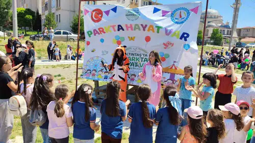 Altıntaş’ta miniklerin bayramı: Parklar kahkahalarla doldu
