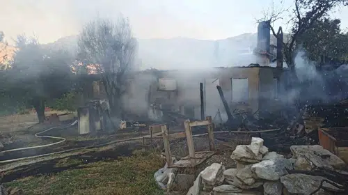 Denizli'de korkutan yangın: Bir ev küle döndü