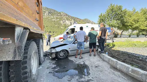 Menteşe’de korkutan kaza: Otomobil kamyona ok gibi saplandı