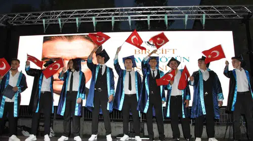 Salihli Anadolu Lisesi’nde 17. dönem gururu: 102 öğrenci kep attı