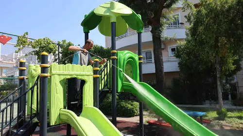 Marmaris’te yaz mesaisi: Sahiller ve parklar pırıl pırıl