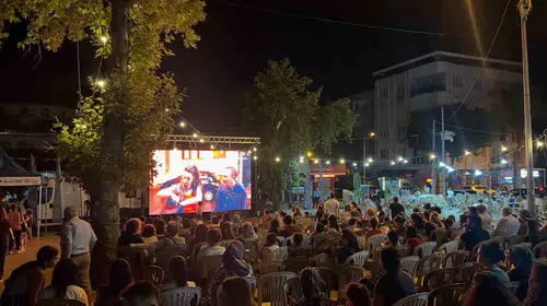 Nostalji rüzgarı Buharkent’e uğradı: Yıldızların altında sinema keyfi