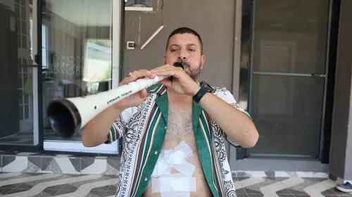 Taburcu olur olmaz zurnasına sarıldı: Doktoruna müzikle teşekkür etti
