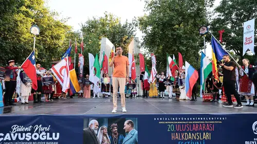 Denizli’de dünya rüzgarı: 20 ülkeden gelen dansçılar barış için sahne aldı