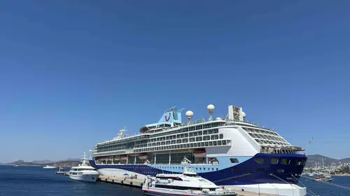 Ege'nin incisi Bodrum'a dev misafir: Binlerce turist limana demir attı