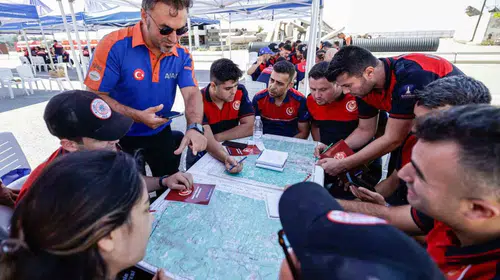 İzmir İtfaiyesi afetlere karşı vites yükseltti: 110 kişilik uzman ekip sahaya iniyor