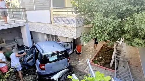 Didim'de korkutan kaza: Kontrolden çıkan otomobil apartman bahçesine daldı