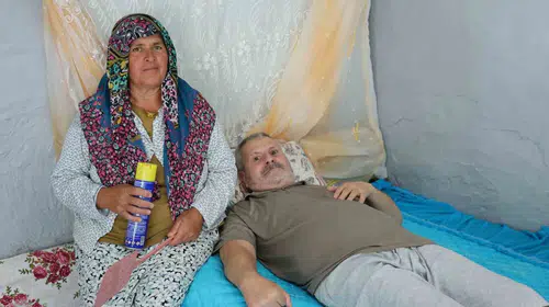 Felçli eşinin huzuru için sineklerle savaşıyor: Bir anlık boşluk bırakmıyor
