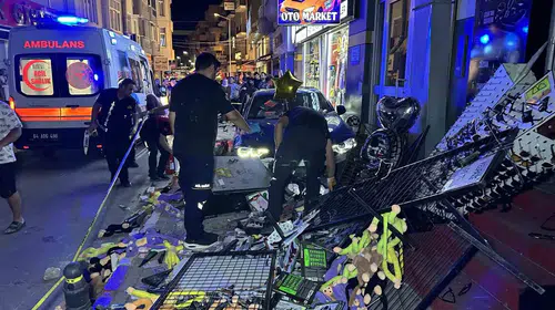 Uşak’ta dehşet anları: Kontrolden çıkan otomobil yayaların arasına daldı