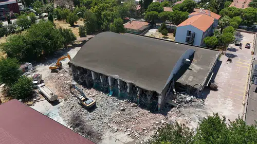 Aydın’da hüzünlü veda: 65 yıllık spor mabedinde kepçeler çalışmaya başladı