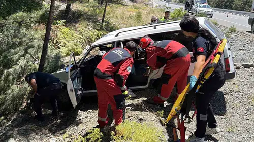 Muğla yolunda korkutan kaza: Ağaca çarpan araçta sıkışanlar kurtarıldı