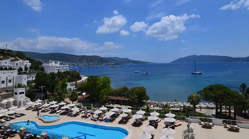 Bodrum’un kalbinde müzik ziyafeti: Azka Hotel sahne ışıklarını yakıyor