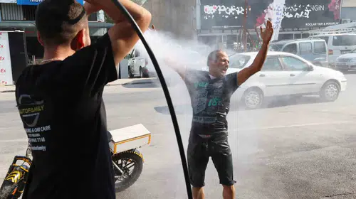 41 derecelik bunaltıcı sıcakta ilginç çözüm: Oto yıkamacıda serinledi