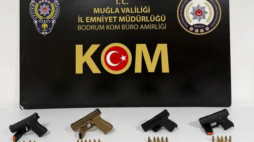 Bodrum'da şüpheli hareketler polisin dikkatinden kaçmadı: Çanta dolusu silahla yakalandılar