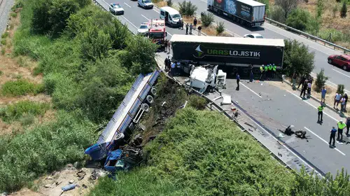 Denizli'de tır dehşeti: Yollar kan gölüne döndü, bir sürücü hayatını kaybetti