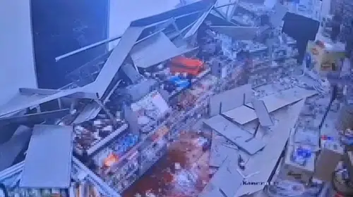 Milas'ta market alışverişi kabusa dönüştü: Otomobil camdan içeri girdi