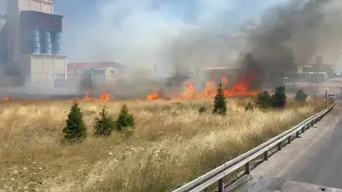 Emirdağ yolunda korkutan anız yangını: Görüş mesafesi düştü, trafik durma noktasına geldi
