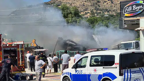 Bodrum’da korku dolu anlar: Yapı marketin deposu küle döndü