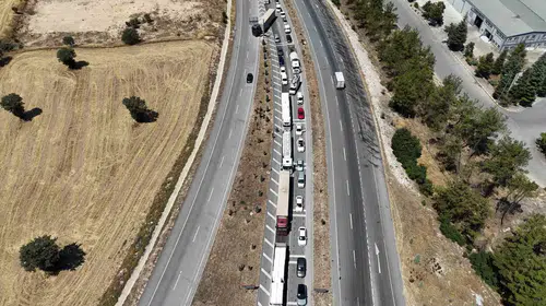 Uşak yolunda domates kazası: Çekiciden düşen kamyon trafiği kilitledi