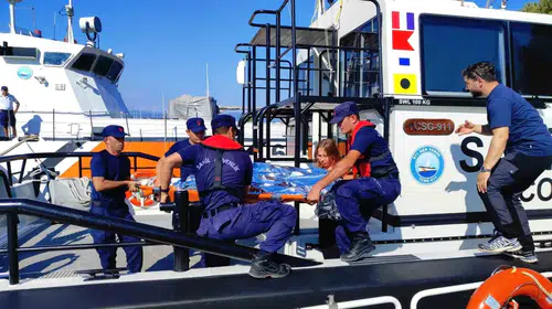 Fethiye açıklarında deniz üzerinde nefes kesen operasyon: İki yaralı kıyıya yetiştirildi