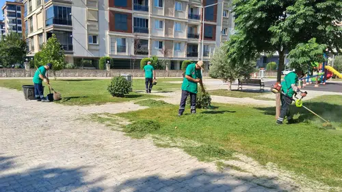 Efeler’de yeşil seferberlik: Parklar yaza hazırlanıyor