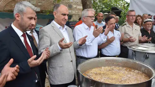 Manisa’da vefa sofrası: Şehit aileleri ve gaziler aşurede buluştu