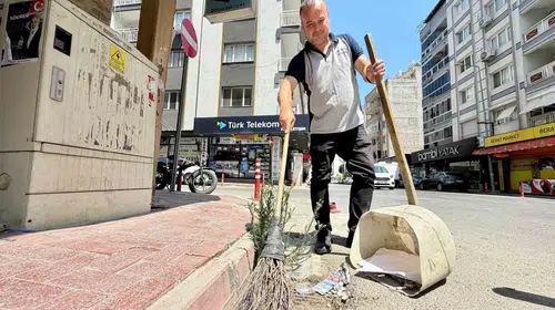 Temizlik işçisinin arabesk tutkusu: Sokakları sahneye, süpürgeyi mikrofona dönüştürdü