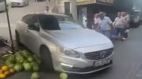 Efeler'de pazar yerinde korku dolu anlar: Lüks araçla tezgahlara daldı