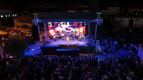 Honaz’da kiraz bereketi müzikle taçlandı: Final gecesi yıldızlar geçidine dönüştü