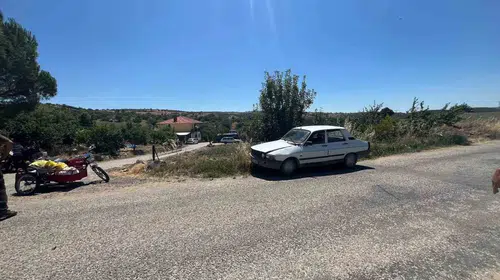 Gördes'te yürekleri ağza getiren kaza: Motosikletli gençler ucuz atlattı