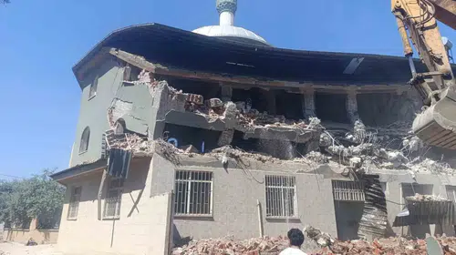 Salihli'de tehlike saçan cami için yıkım kararı uygulandı