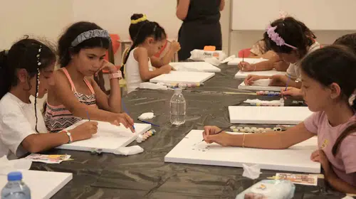 Bodrumlu miniklerin sanatla dolu yaz tatili: Tuval başında yeteneklerini keşfediyorlar