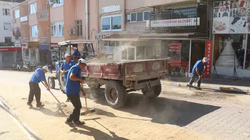 Bozdoğan’da doğalgaz mesaisi: Sokaklar tozdan arındırılıyor
