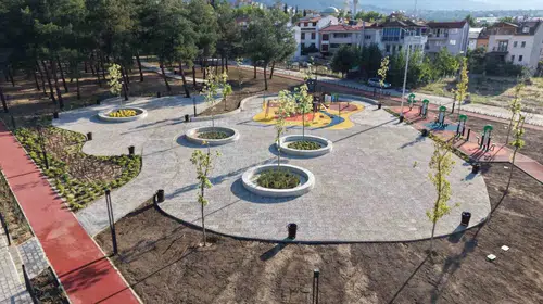Merkezefendi’de yeşil alanlara modern dokunuş: Yenişehir Parkı baştan aşağı yenilendi