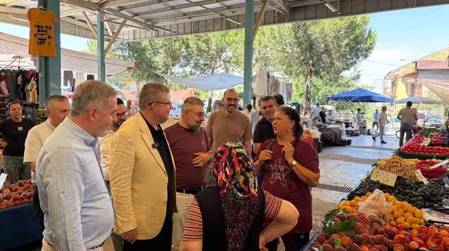 Denizli'de saha mesaisi: AK Parti heyeti Kayıhan'da vatandaşla buluştu