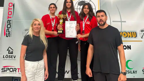Manisalı genç nişancılar Mersin’de tarih yazdı: Hem şampiyonluk hem rekor