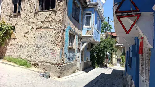 Afyonkarahisar'da ev sahibi isyan etti: Kamyonlar çarpmasın diye kirişe reflektörlü çözüm