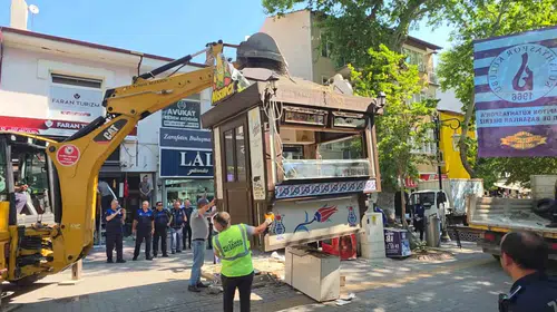 Kütahya'da Sevgi Yolu gerilimi: Çatıya çıkıp kendini zincirledi