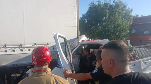 Kula’da korkunç kaza: Kamyonet tıra girdi, bir kişi araçta sıkıştı