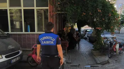 Turgutlu'da kaldırım işgaline geçit yok: Zabıtadan esnafa sıkı takip