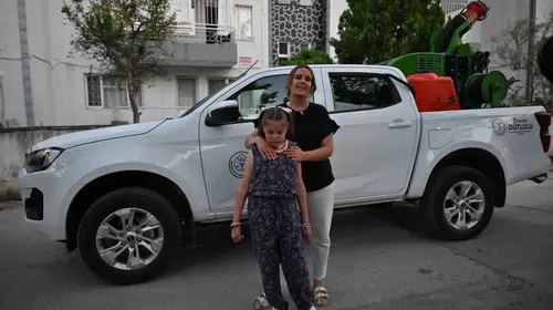 Balkondaki minik hayranın büyük günü: İlaçlama aracına bindi, hayali gerçek oldu