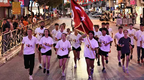 Manisa sokaklarında milli ruh: Ay yıldızlı sancak 25 sporcunun omuzlarında yükseldi
