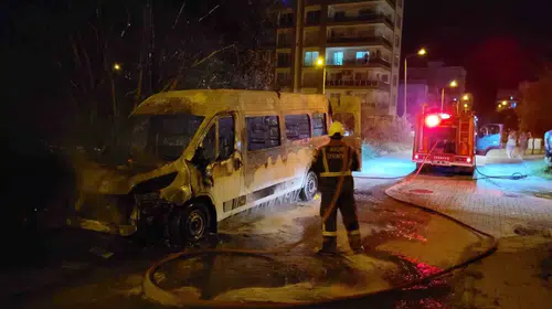 Nazilli'de gece yarısı korkutan manzara: Park halindeki araç küle döndü