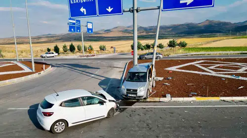 Emirdağ yolunda can pazarı: İki araç çarpıştı, 7 kişi hastanelik oldu
