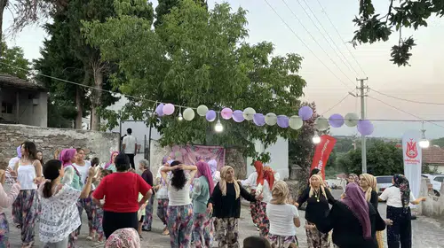 Şehzadeler’de nostalji rüzgarı: Mahalleli kadınlar şalvarlarını giyip meydanlara indi