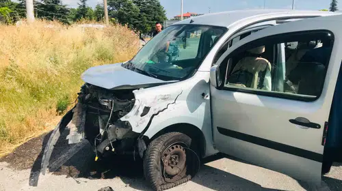 Bolvadin'de trafik kabusu: İki araç çarpıştı, dört kişi hastanelik oldu