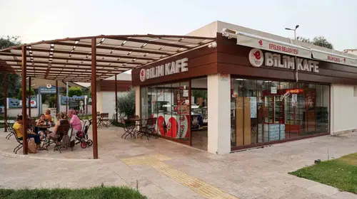 Efeler’de yaz akşamlarının yeni adresi: Bilim Kafe mesaiyi uzattı