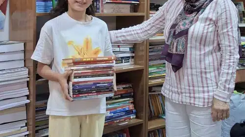 12 yaşındaki Nilay'dan eğitime büyük destek: Okuduğu kitapları kütüphaneye hediye etti