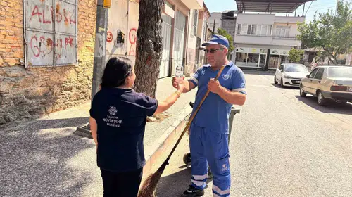 Kavurucu sıcaklar Aydın’da mesaiyi durduramadı: Emekçilere serinleten destek