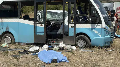 Manisa'da acı kaza: Kamyonet ile otobüs çarpıştı, bir kişi hayatını kaybetti